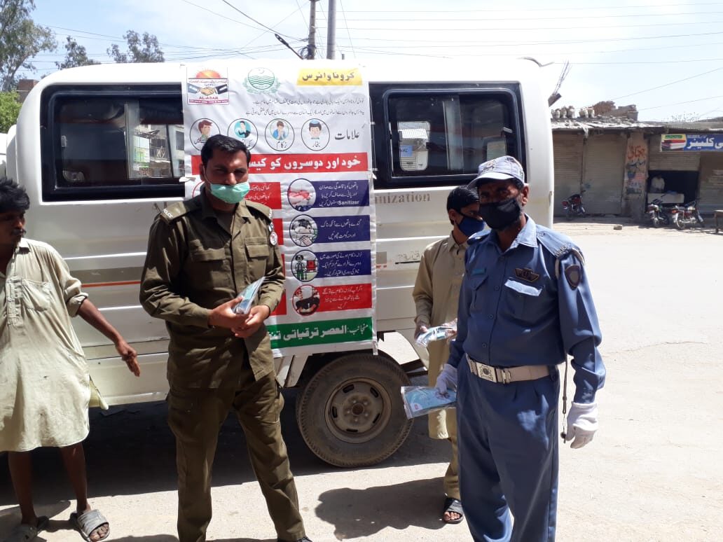 Community workers distributing assistance during COVID-19