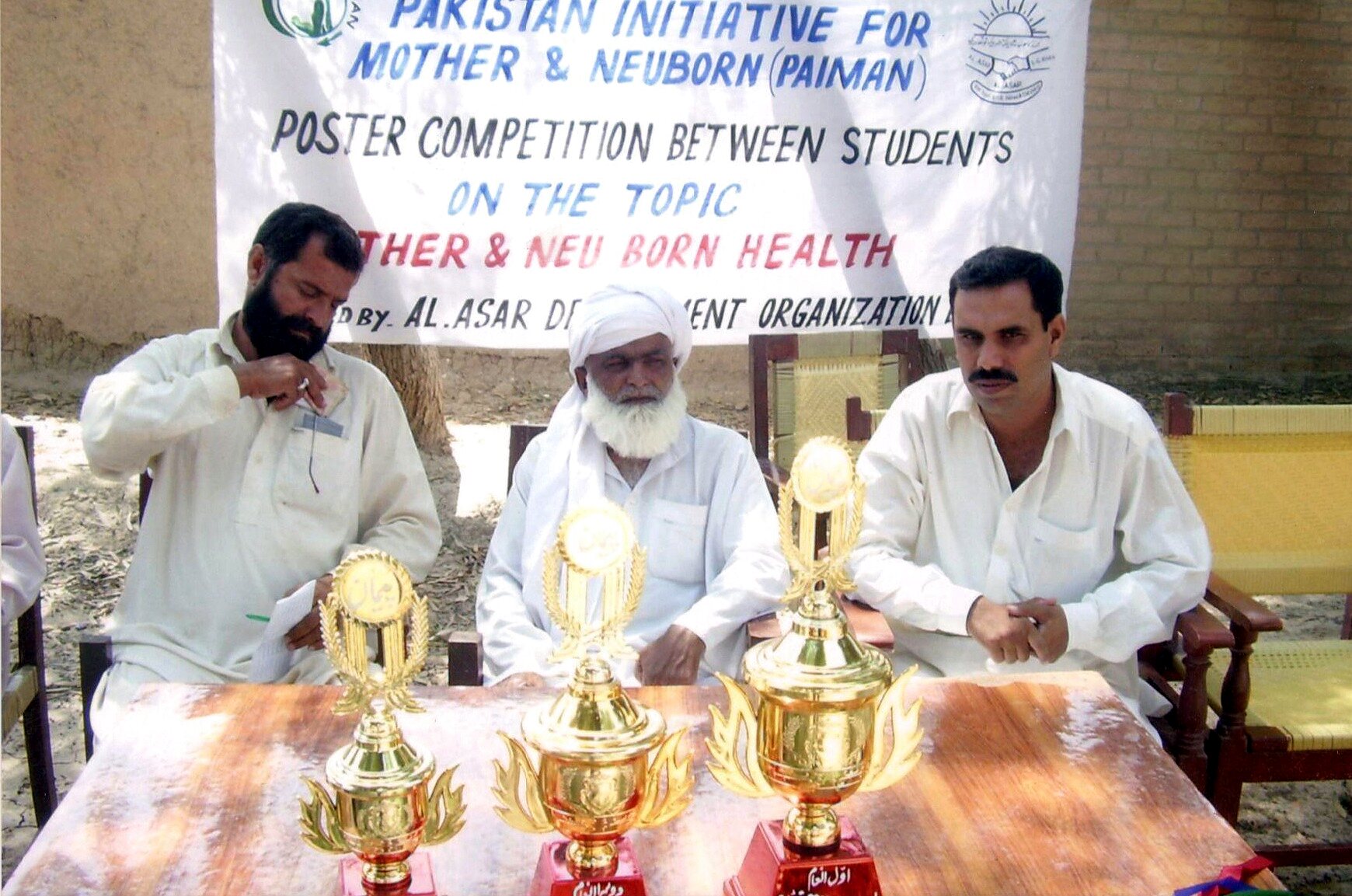 Guests and awards at a Paiman student health poster competition