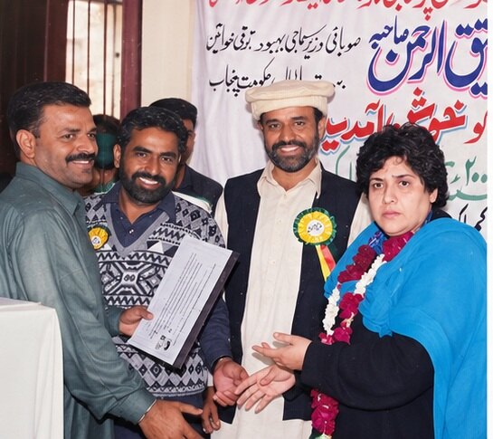 Programme participant receiving recognition at an Al-Asar event